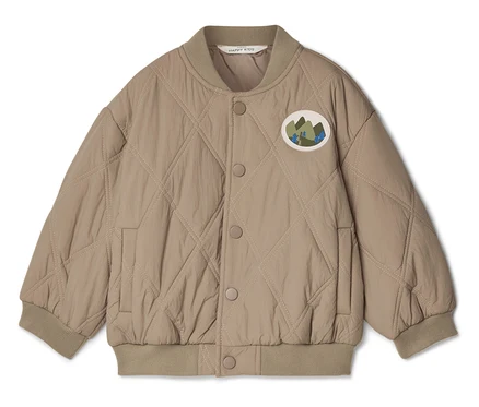 Khakifarbene, gesteppte Jacke mit Druckknopfverschluss und Berg-Aufnäher auf der Brust.
