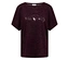 Dunkelrotes T-Shirt mit Rundhalsausschnitt und dem silbernen Aufdruck "DREAMS VIVID".