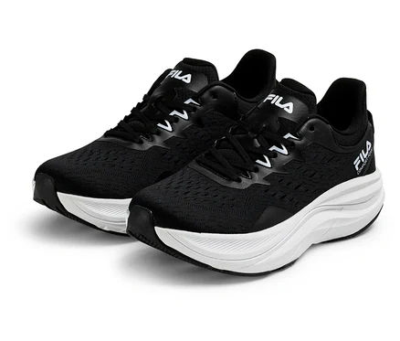 Zwei schwarze FILA Retron Herren-Sneaker mit weißen Sohlen und Schnürsenkeln auf weißem Hintergrund.
