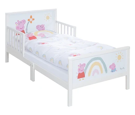 Weißes Kinderbett mit Peppa Pig-Motiven auf Kopf- und Fußteil sowie passender Bettwäsche.