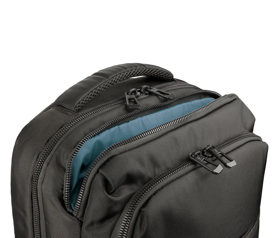 Nahaufnahme eines schwarzen Rucksacks mit blauem Innenfutter, dessen Reißverschluss teilweise geöffnet ist.