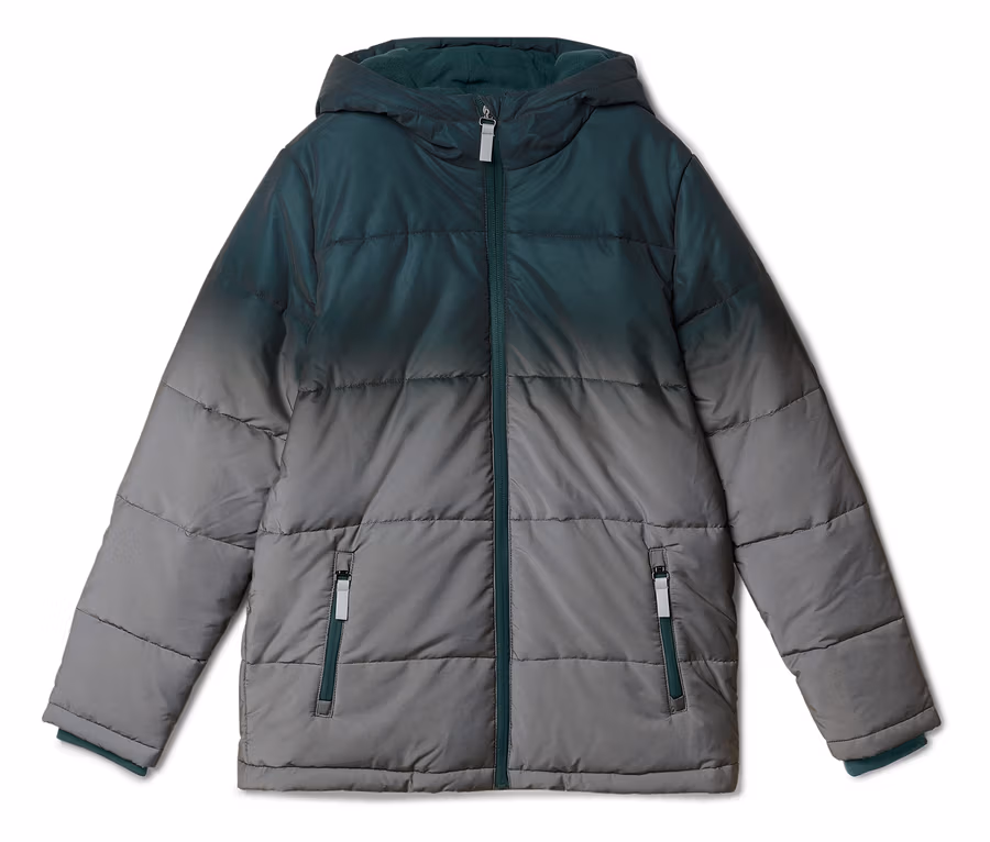 Eine Kapuzen-Steppjacke mit Ombré-Design, das von Dunkelgrün oben zu Grau unten übergeht. Sie hat einen durchgehenden Reißverschluss und zwei Reißverschlusstaschen vorne.