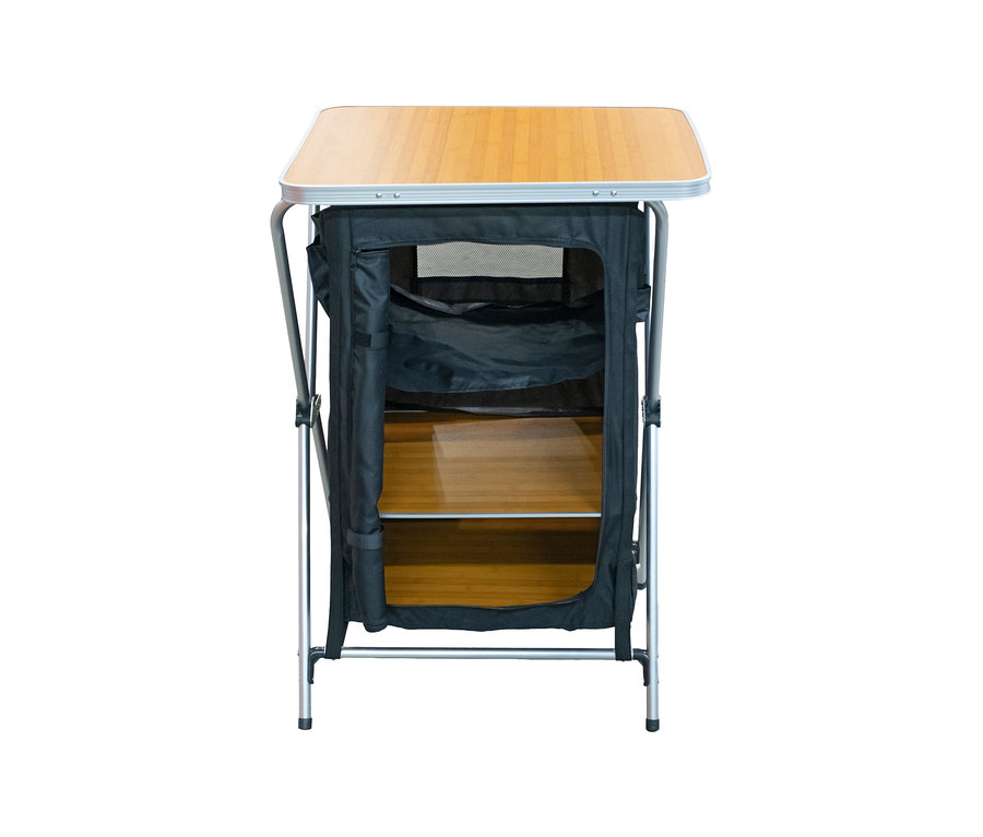 Faltbarer Campingtisch mit Stauraum, einer holzfarbenen Platte, silbernem Gestell und schwarzem Stoffschrank mit zwei Einlegeböden.