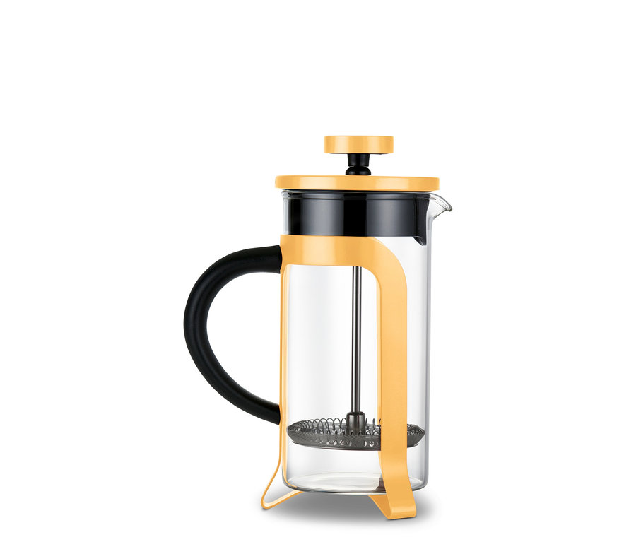 Eine Kaffeepresse aus Glas mit gelbem Rahmen und schwarzem Griff steht vor einem weißen Hintergrund.