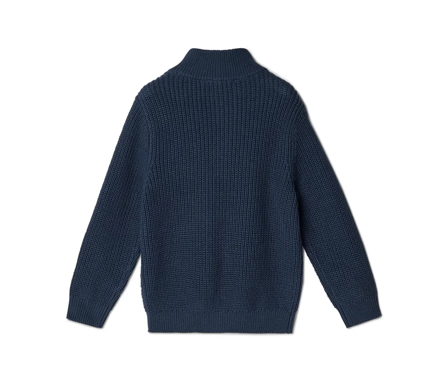 Rückansicht eines dunkelblauen, gerippten Strickpullovers mit Stehkragen und langen Ärmeln.