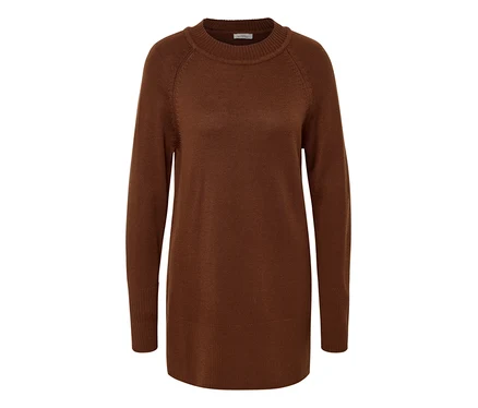 Ein braunes Strickkleid mit langen Ärmeln.