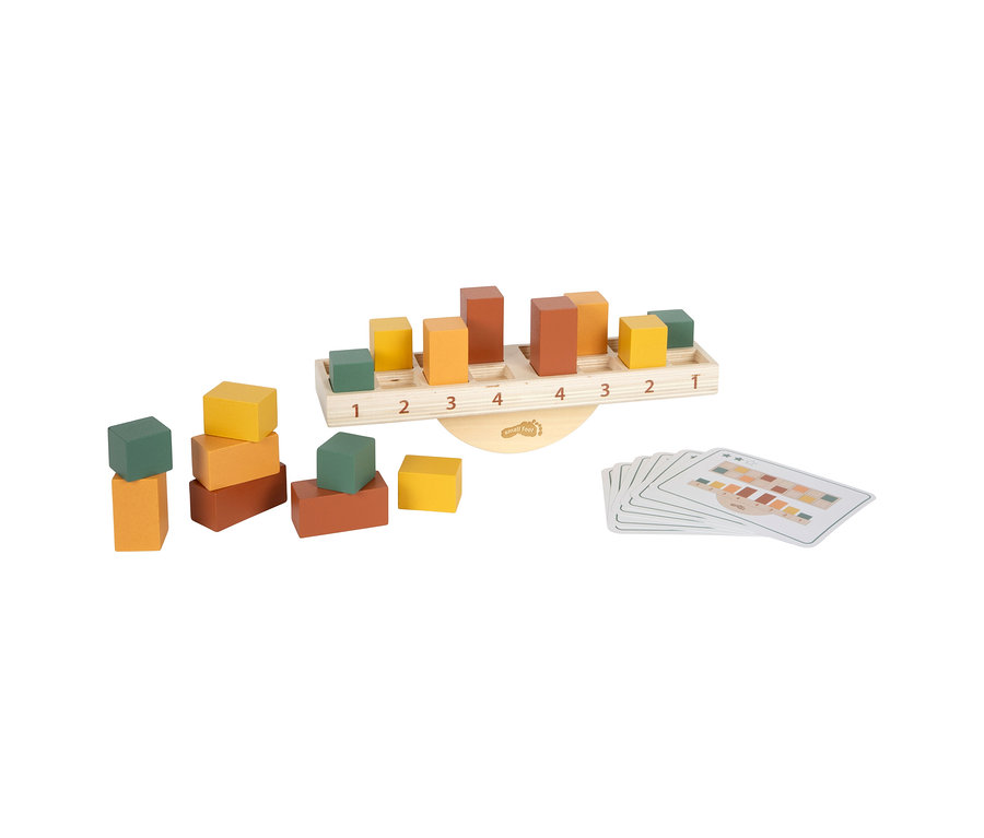small foot Montessori-Bundle 2 Balancierspiel mit bunten Klötzen und Karten. Eine Holzwippe mit nummerierten Schlitzen (1-4) hält grüne, gelbe, orangefarbene und braune Klötze. Weitere Klötze sind daneben gestapelt, und ein Stapel Karten mit Farbmustern liegt rechts.