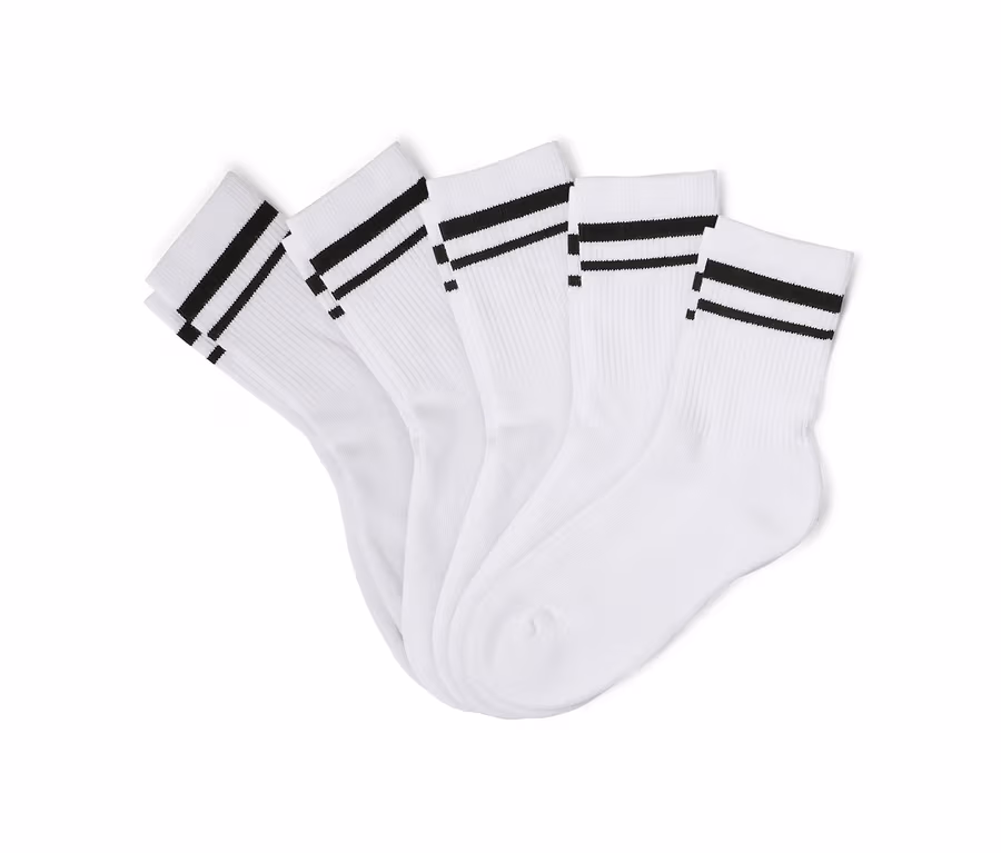 Fünf weiße Socken mit schwarzen Streifen liegen übereinander.