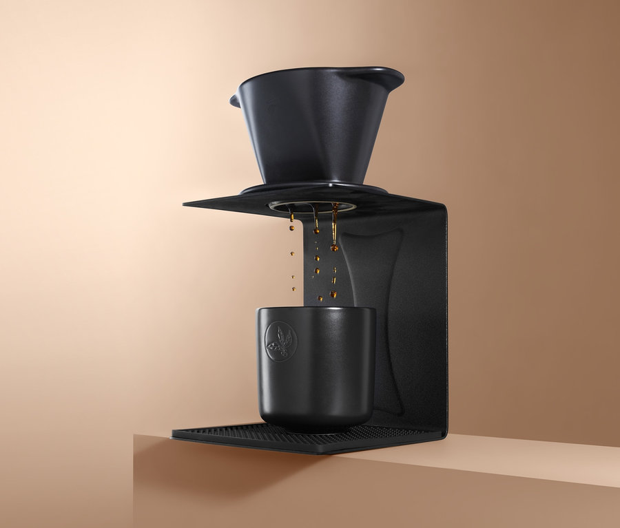 Schwarzer Handfilter-Halter mit Tasse auf beigem Hintergrund.