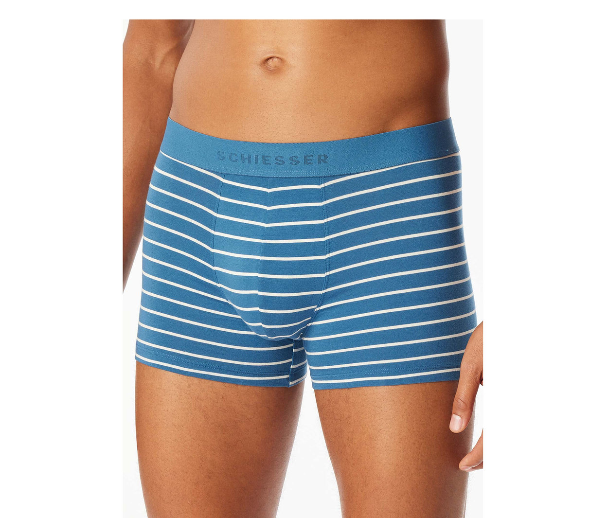Ein Mann trägt blau-weiß gestreifte SCHIESSER Slipboxer, deren Bund mit dem Markennamen versehen ist.