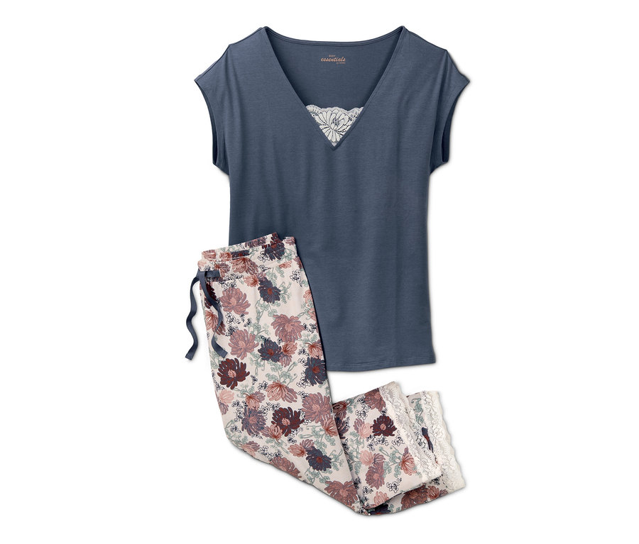 Ein 3/4-Pyjama mit blauem Oberteil und geblümter Hose.