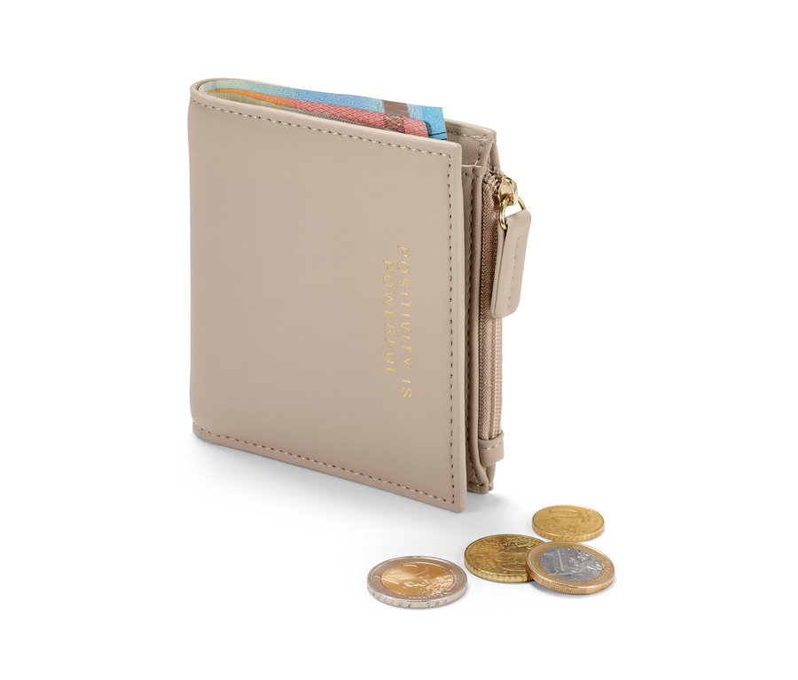 Ein beiges Portemonnaie mit Schriftzug und Münzen.