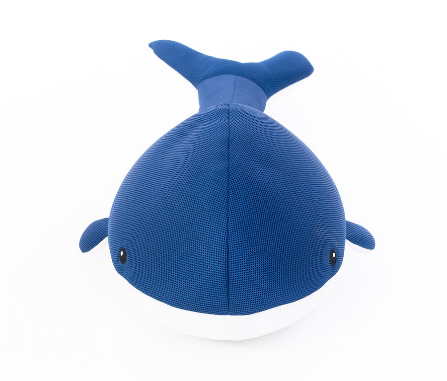 Blaues Pool Buddy Wal Spielzeug auf weißem Hintergrund.