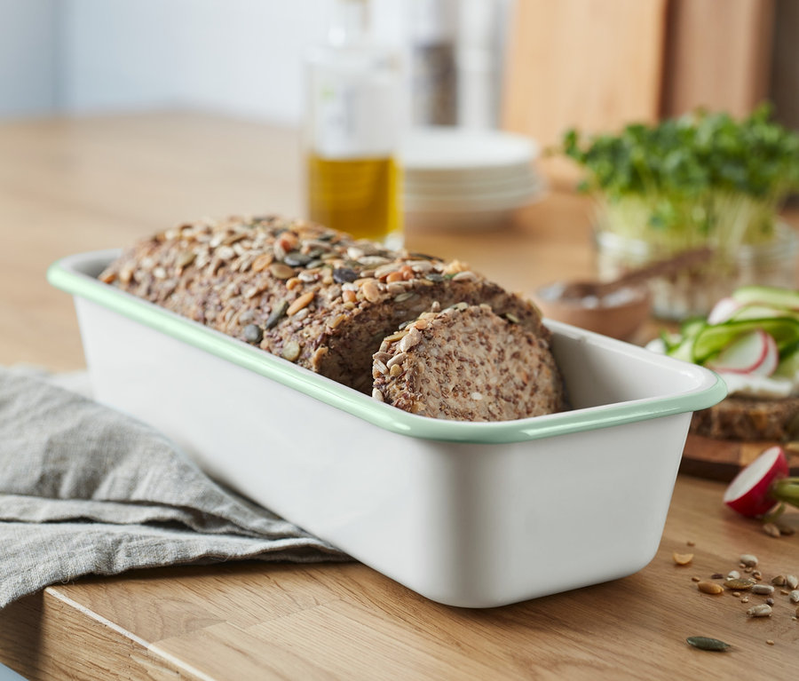 Brot in Emaille-Kastenform auf Holzbrett.