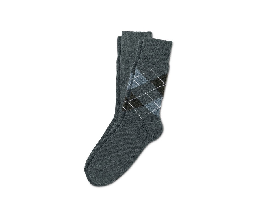 Zwei Paar graue Socken mit Rautenmuster.