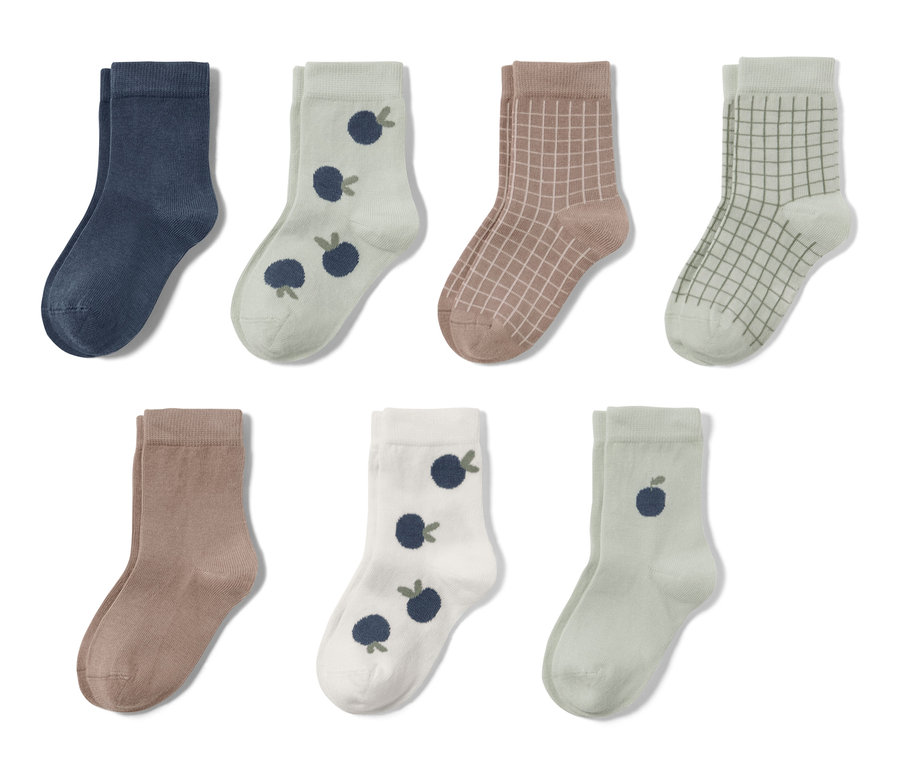 Sieben Paar Kleinkind-Socken in verschiedenen Farben und Mustern.