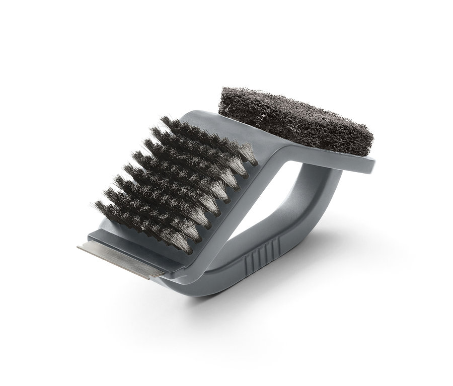 Graue 3-in-1-Reinigungsbürste mit Metallschaber, Borsten und Scheuerschwamm.