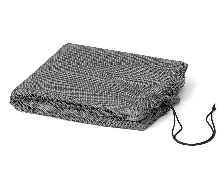 Graue Premium-Abdeckhaube für Strandkorb XL, zusammengelegt mit Kordelzug.