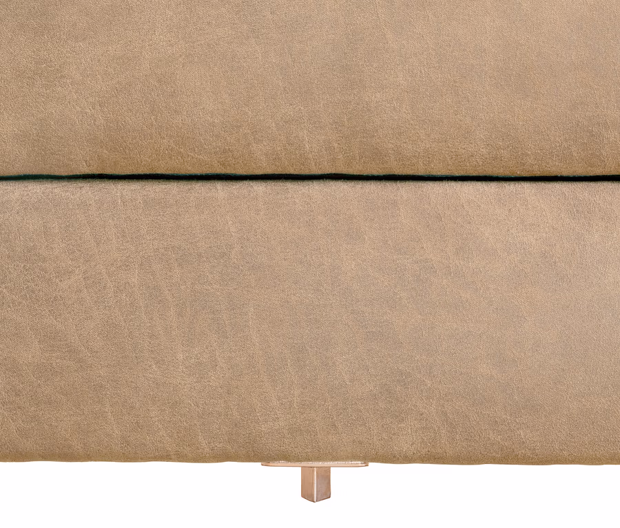 Detailansicht eines Sahara-farbenen Federkern-Eckschlafsofas "Just More" mit Stauraumbank.