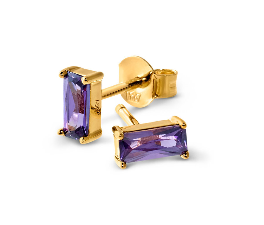 Nahaufnahme von drei goldenen Ohrsteckern mit lila Steinen.