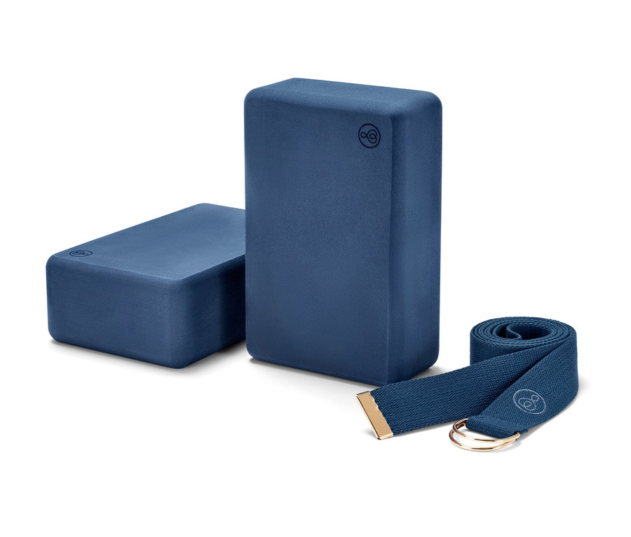 Zwei blaue Yogablöcke und ein blauer Yogagurt aus dem Yoga-Set.