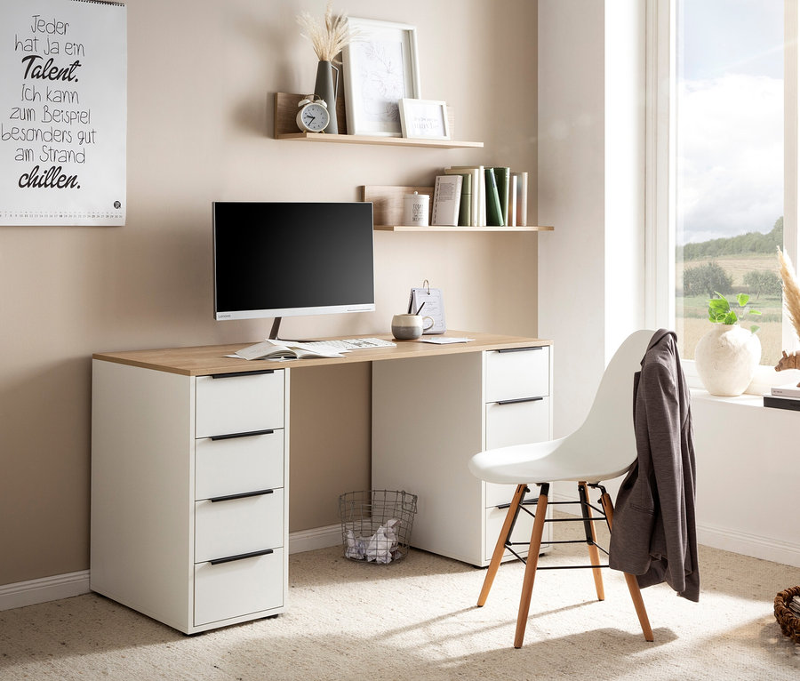 Weißer Schreibtisch »Elma« mit Holzplatte und Regalablage »Elma« an der Wand.