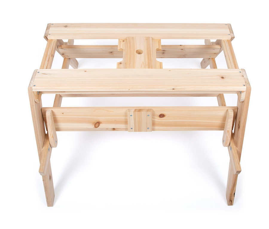 Eine small foot Kindersitzgruppe Matschtisch aus Holz vor einem weißen Hintergrund.