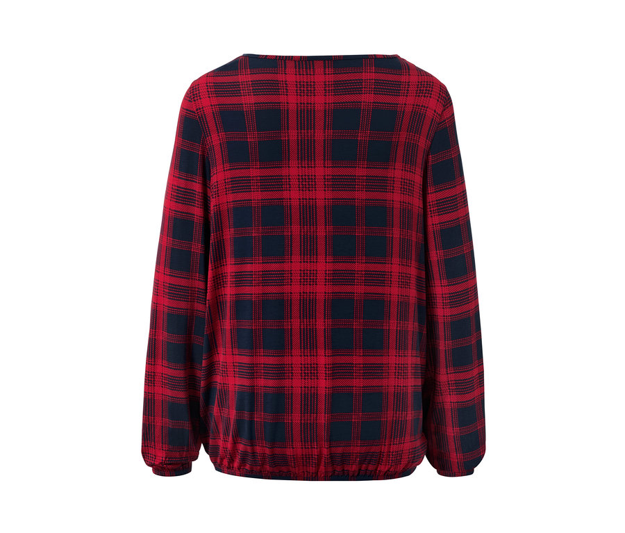 Detailansicht eines karierten Blusenshirts in Rot und Dunkelblau.