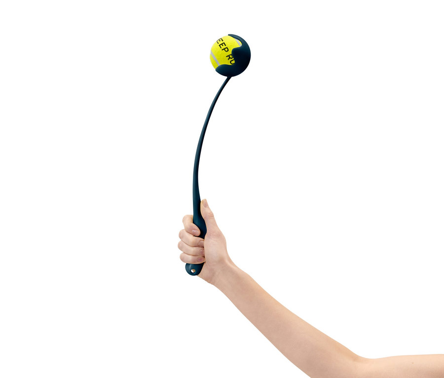 Eine Hand hält eine blaue Ballschleuder mit einem gelben Tennisball.