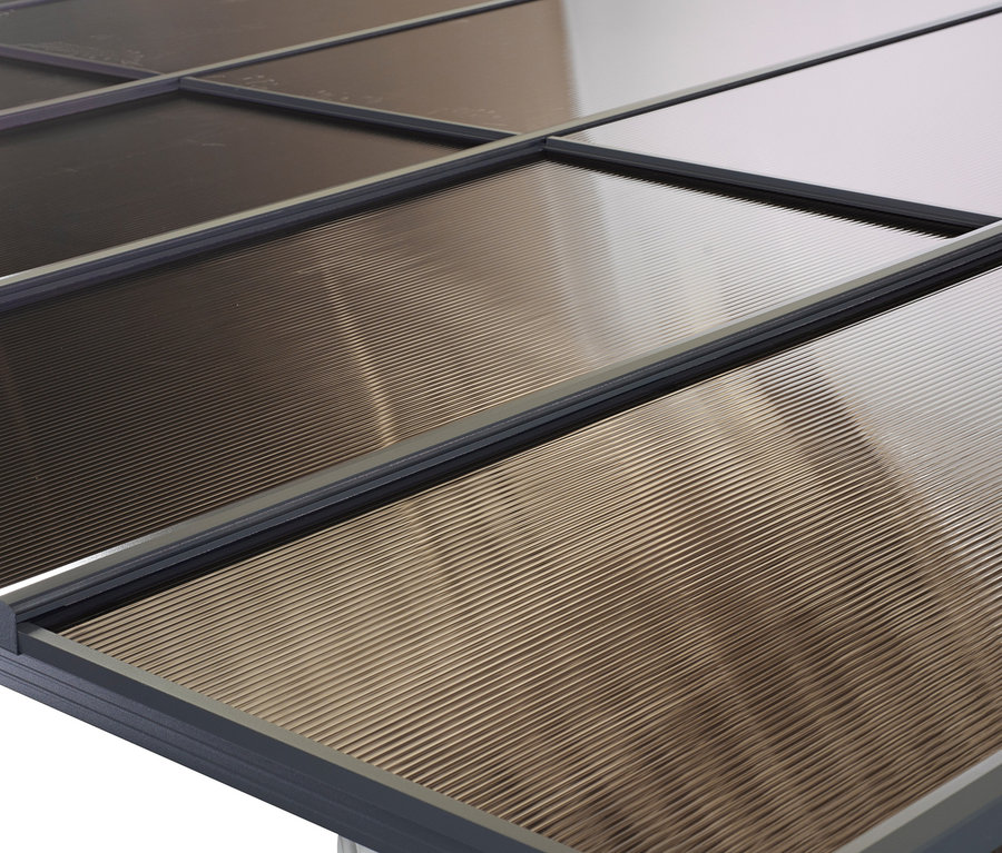 Detailansicht einer LECO Terrassenüberdachung mit braunen, durchsichtigen Paneelen und einem grauen Rahmen.