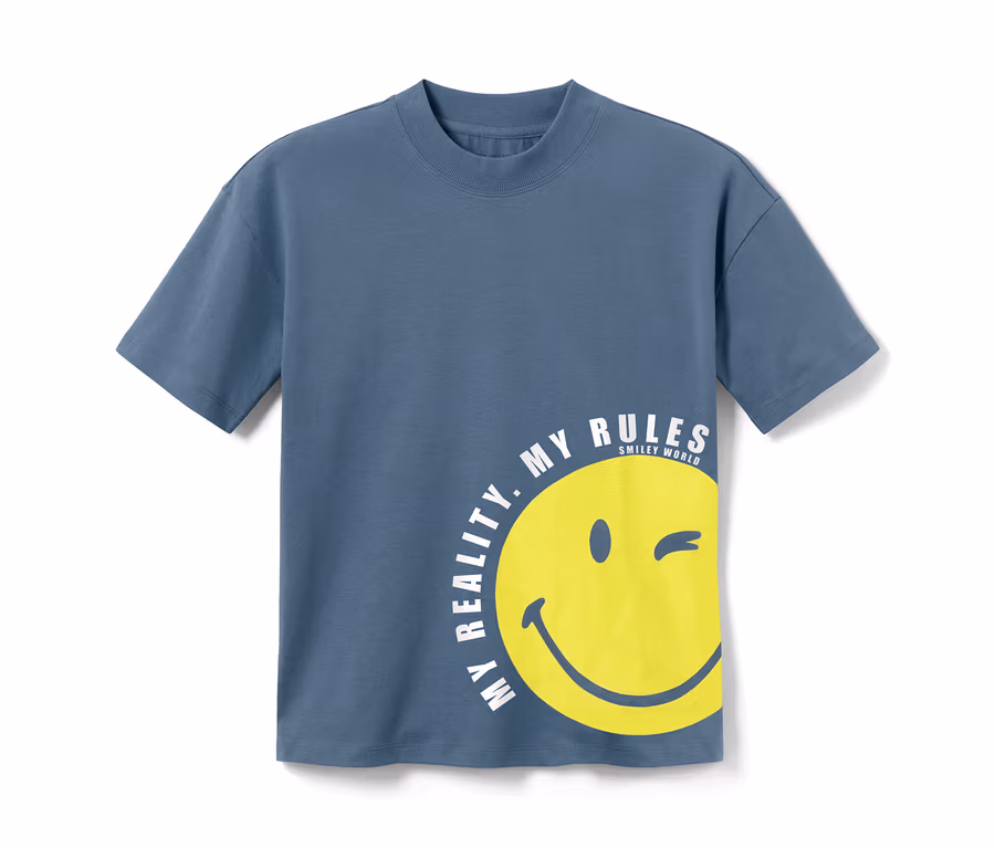 Blaues Kurzarm-T-Shirt mit gelbem Smiley-Gesicht und dem Schriftzug "MY REALITY. MY RULES".