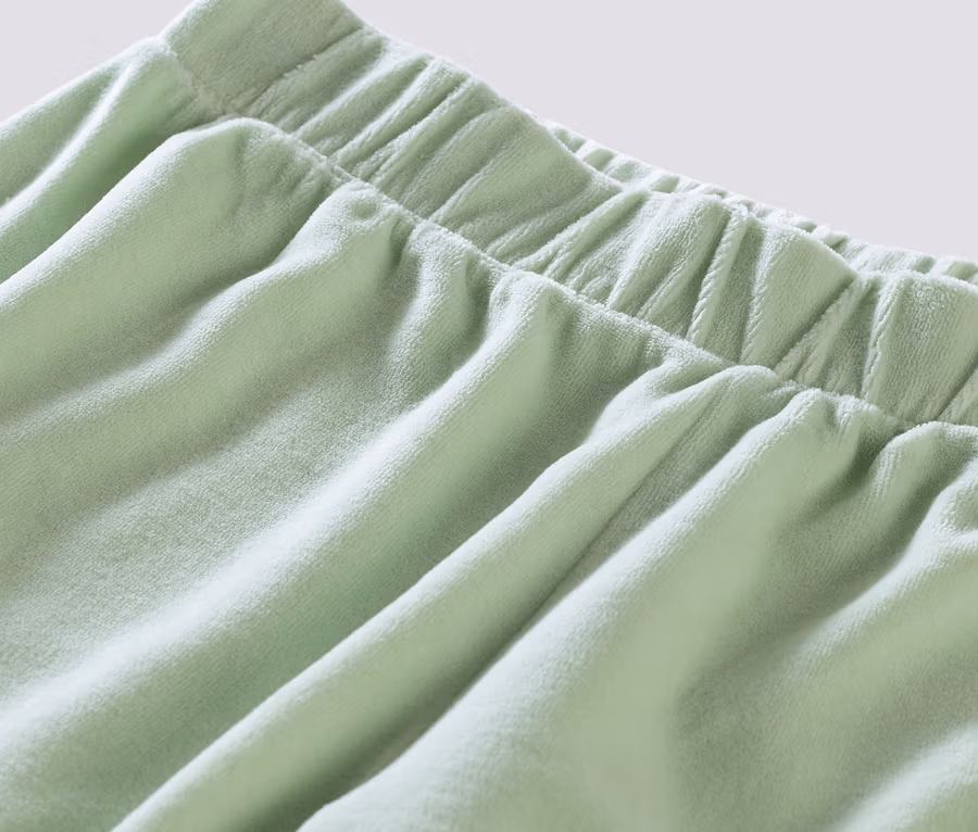 Detailaufnahme einer grünen Nicki-Pyjamahose mit Gummibund.