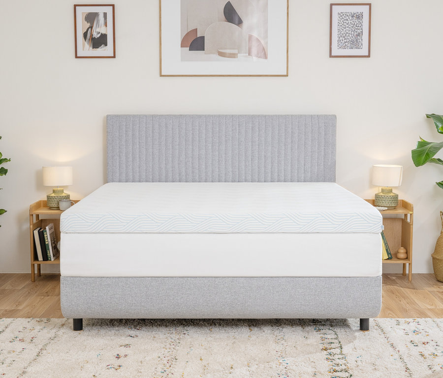 Bett mit grauem Kopfteil und weißem TEMPUR Pro® Plus SmartCool™ Topper.
