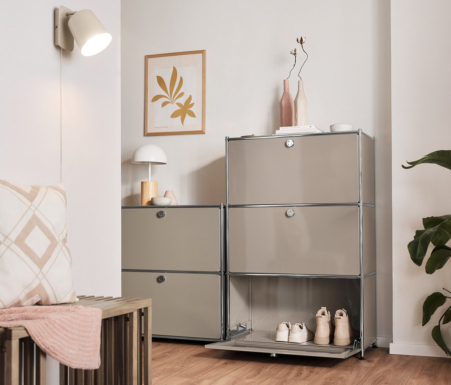 Innenraum mit Ausziehbank, Sideboard Metall »CN3« mit 2 Klappenfächern, Regal Metall »CN3« mit 3 Klappenfächern und cremefarbener Wandleuchte aus Metall.