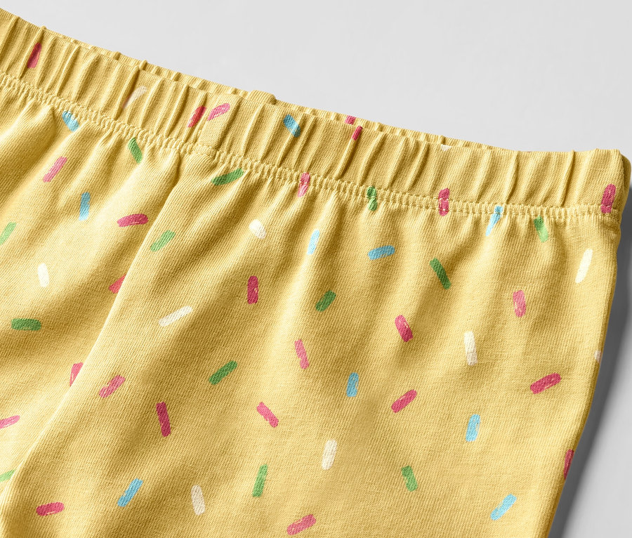 Detailansicht von 2 ¾-Kinder-Leggings, pink/gelb, mit bunten Streuseln.