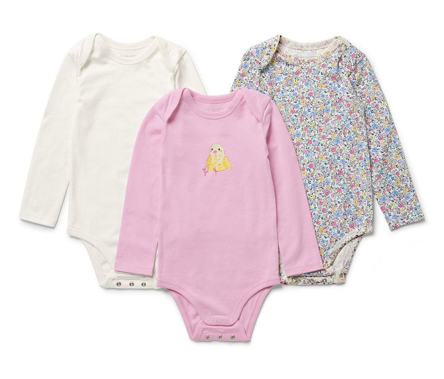 Drei Baby-Bodys mit Mitwachsfunktion in Weiß, Rosa mit Küken und Blumenmuster.