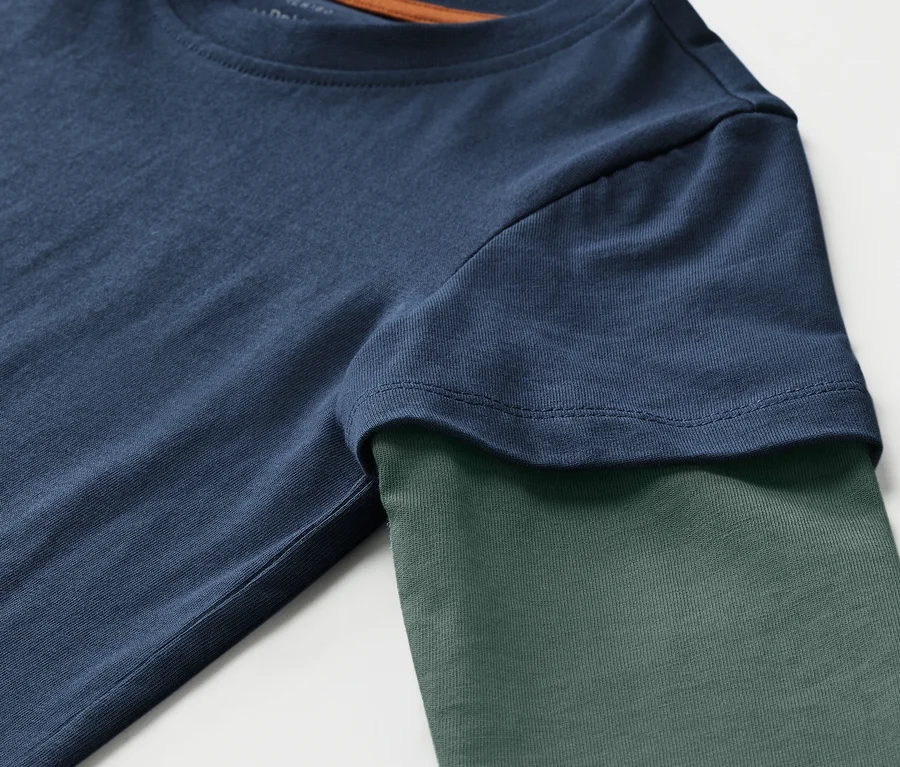 Detailansicht eines blaugrünen 2 Kinder-2-in1-Langarmshirts.