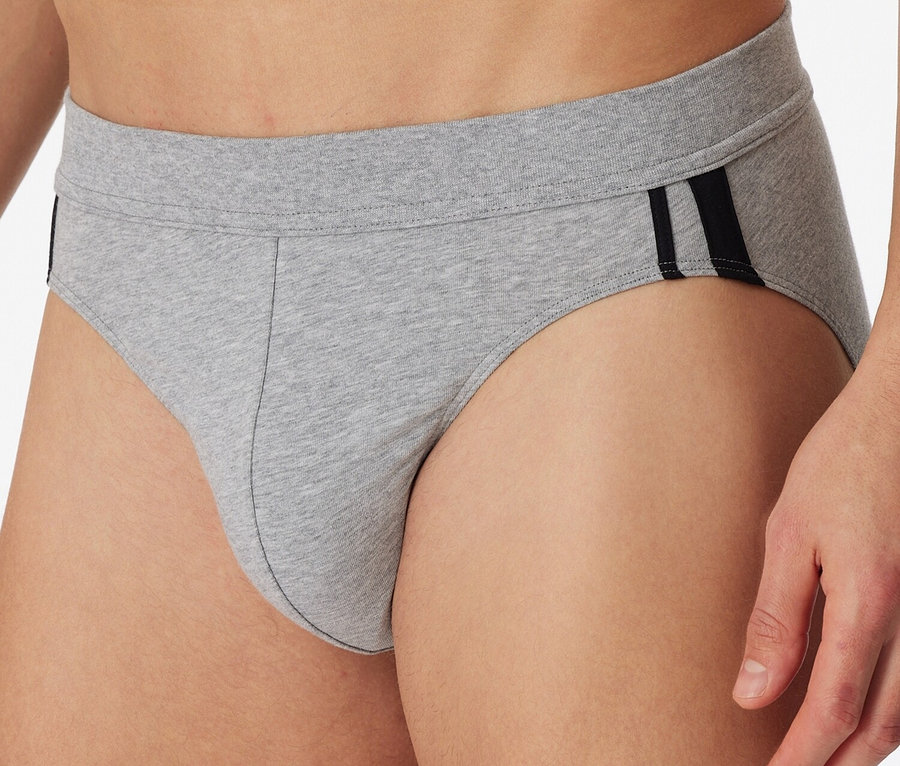 Mann trägt einen von drei grau melierten SCHIESSER Slips.