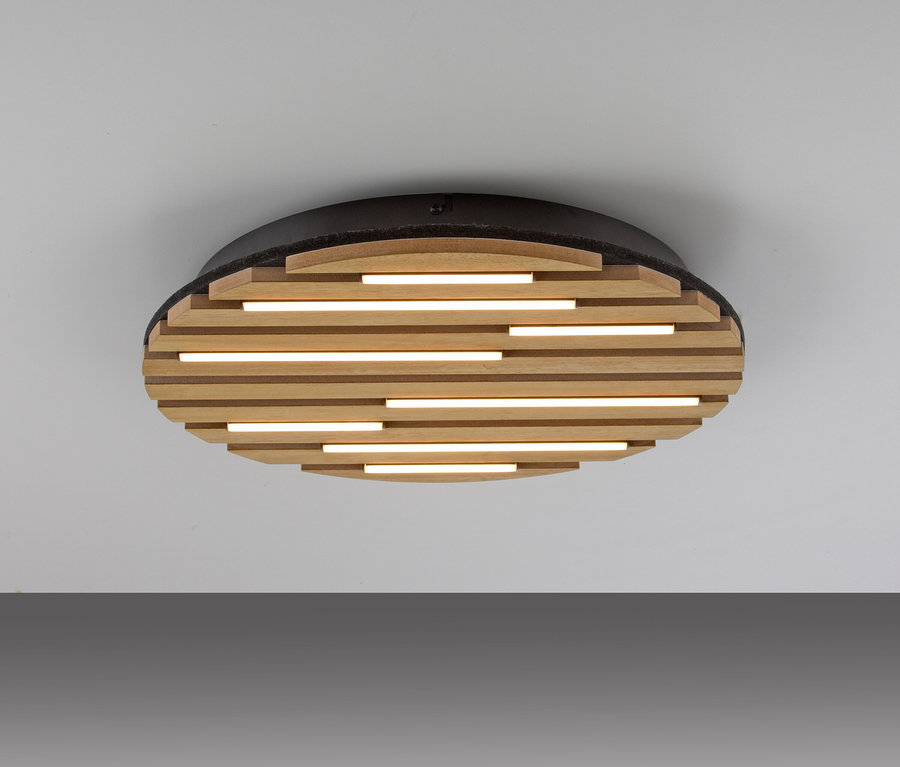 Hölzerne Deckenleuchte mit horizontalen Lamellen und Lichtstreifen.