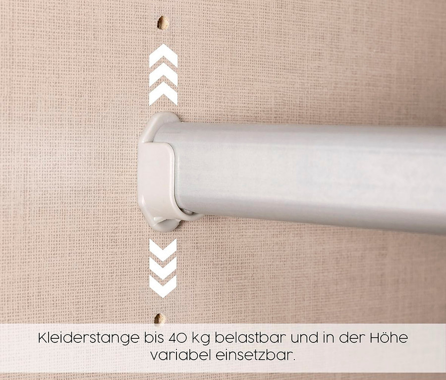 Detail einer grauen Kleiderstange, die an einer Wand befestigt ist.