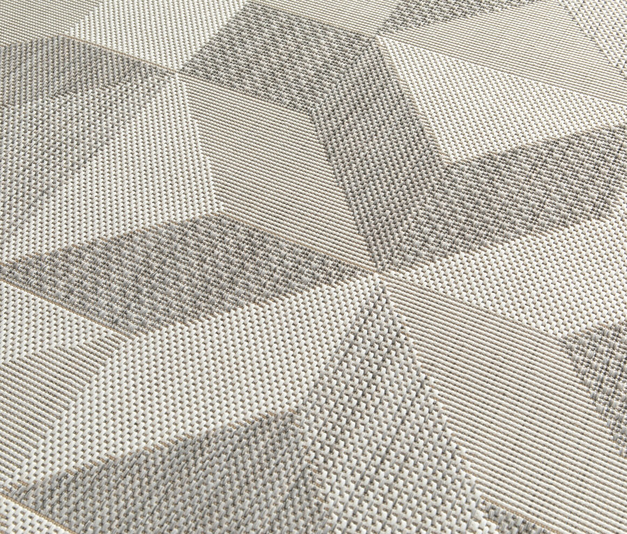 Nahaufnahme eines faltbaren Outdoor-Teppichs im Mosaik-Design.