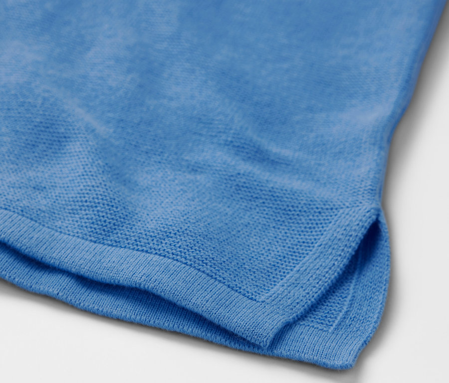 Detailansicht eines hellblauen Strickpullovers.