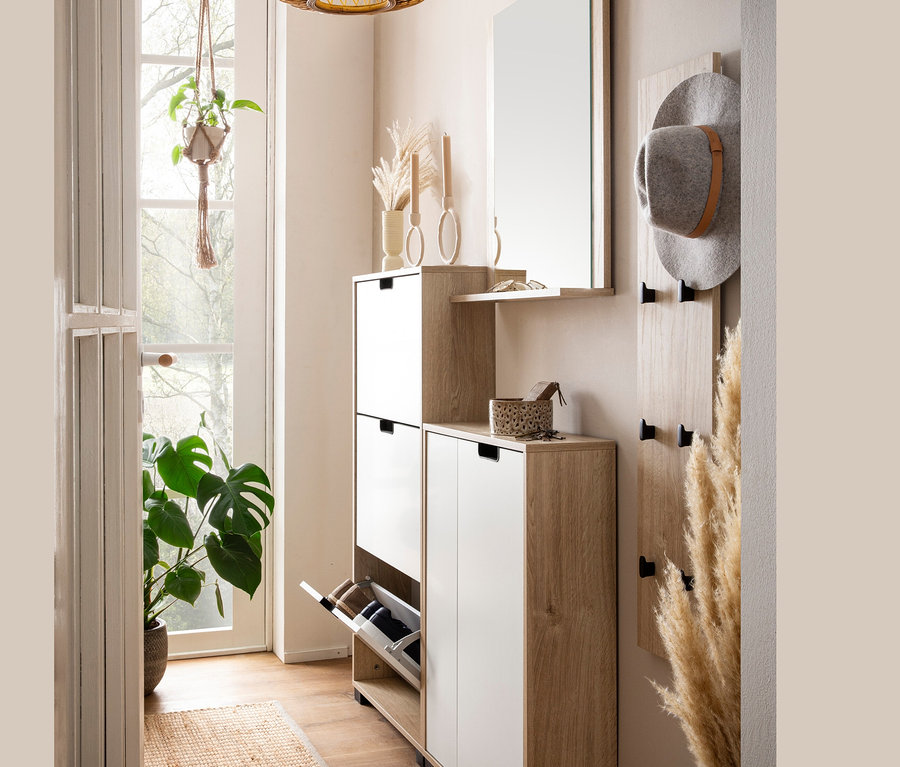 Flur mit Schuhschrank, Spiegel und Hakenpaneel »Emmik« in Weiß und Eiche.