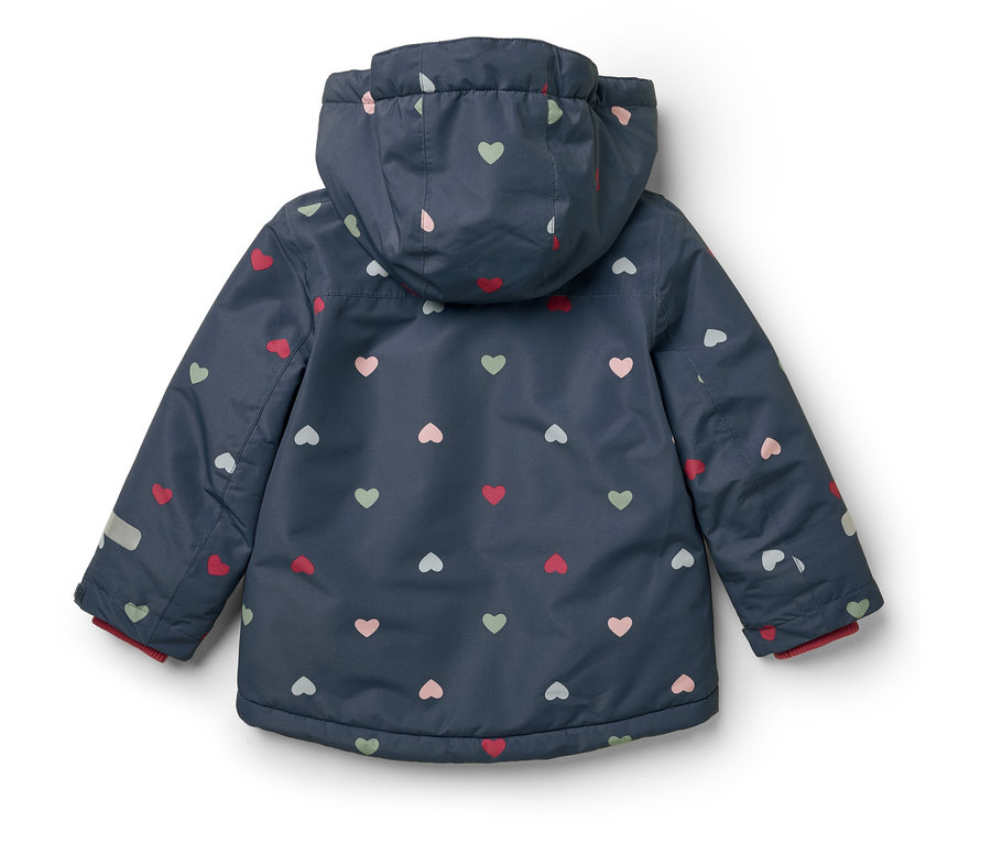 Rückansicht einer blauen Jacke mit Herzmuster und Kapuze.