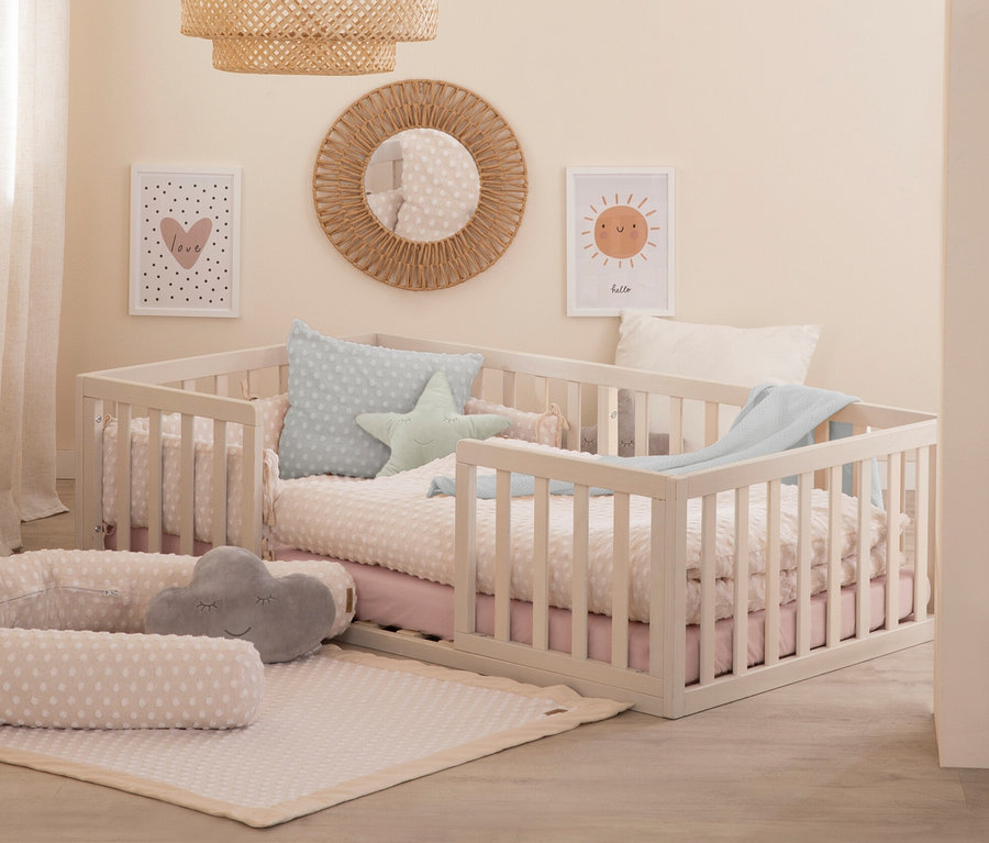 Kinderzimmer mit roba Bodenbett 70 x 140 cm, Lampe und Dekorationen.