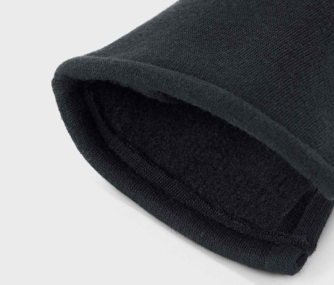 Detailaufnahme eines schwarzen Ärmels mit Futter.