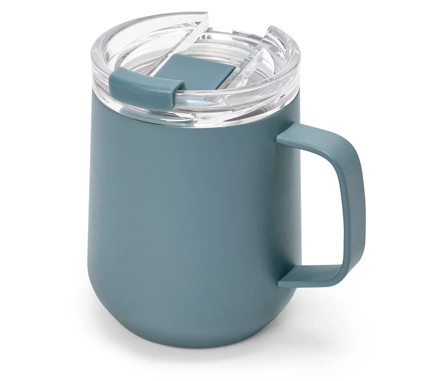 Ein blauer Becher mit transparentem Deckel und Griff.
