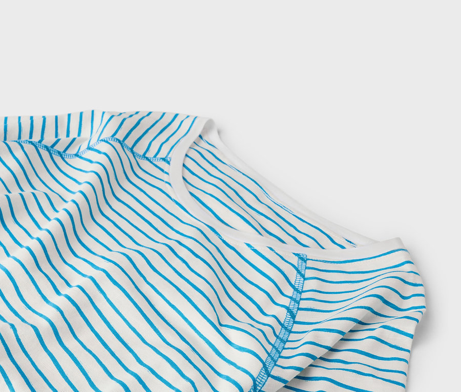 Nahaufnahme eines weiß gestreiften T-Shirts mit blauen Streifen.