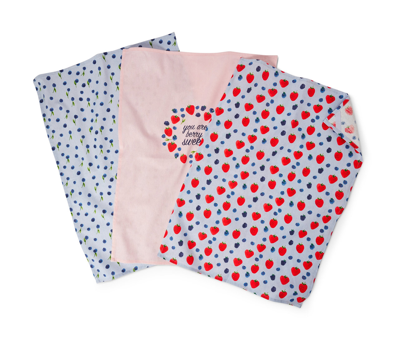 Drei Geschirrtücher: eines hellblau mit Blaubeermuster, eines rosa mit dem Schriftzug "you are berry sweet" und eines hellblau mit Erdbeer- und Blaubeermuster.
