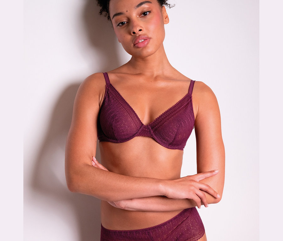 Frau trägt Passionata Bügel-BH »Leila« und passende Unterhose.